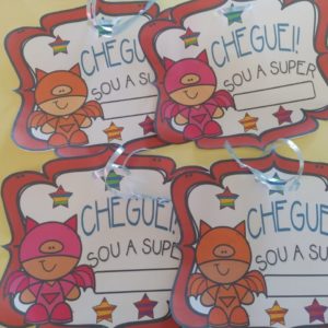 Placa volta às aulas educação infantil menina