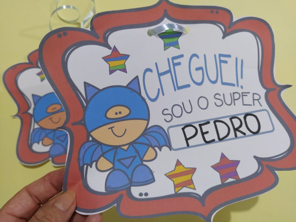 Placa volta às aulas educação infantil menino